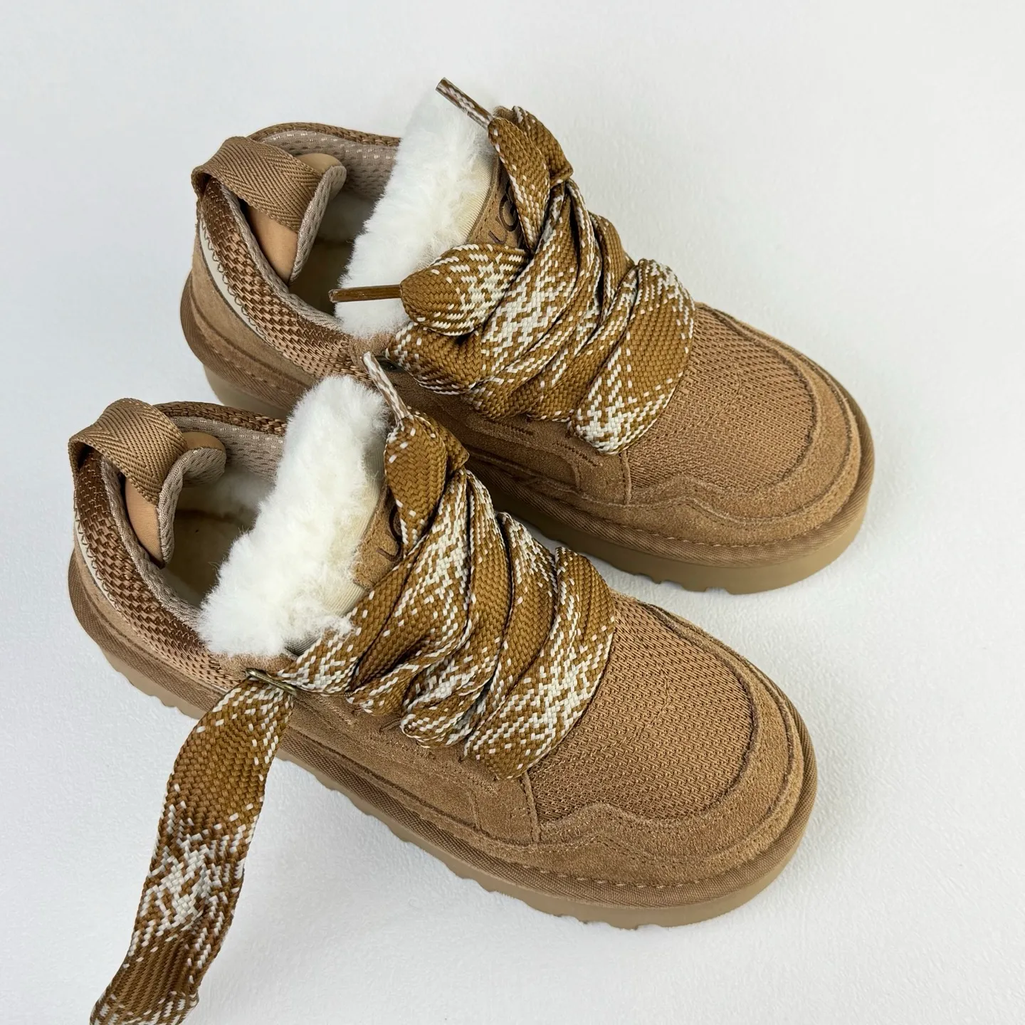 Local 💰600 OEM grade 4032 Mel series, top workmanship, super stable version ✔️ Good looks and texture, suede leather + low-key logo show retro, classic two-color shoelaces can be worn as two shoes ✔️ So comfortable that you want to weld your feet, ultra-light material + 5cm thick sole, increase height without tiring the feet, wool insoles are warm and breathable, no pressure for commuting and shopping all day long ✔️ I love the details: wide shoelaces for photos. Sizes 34-45 are suitable for various foot types. Slight stains can be wiped clean with a damp cloth. The loose feeling in early autumn is all due to it. Close your eyes and avoid stepping on thunder! 👟